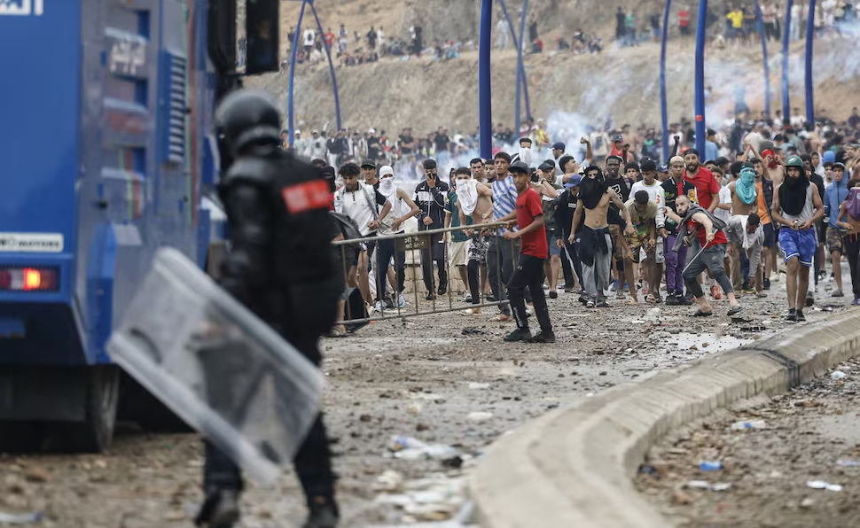 Marruecos usa a 50 mil migrantes como rehenes de una disputa geopolítica en Ceuta