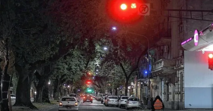 Con alta tecnología y fibra óptica: comienzan a funcionar este mes los semáforos inteligentes de Santa Fe