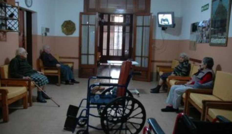 Hacinamiento, sarna y cursos truchos en la red de “geriátricos” investigada