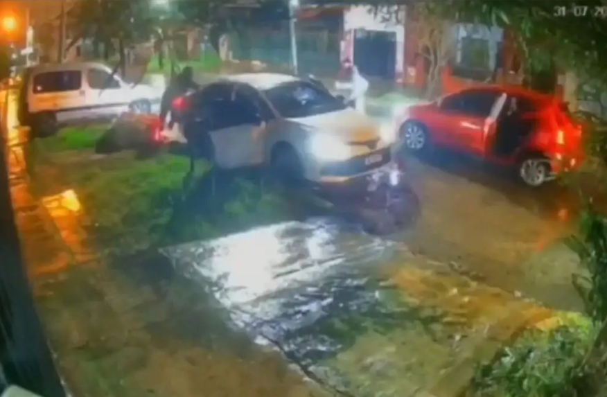 “Bajate del auto, tomatela”: delincuentes robaron un auto en Isidro Casanova y quedaron filmados