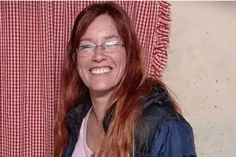 Salió a trabajar, perdieron comunicación y la hallaron asesinada en un descampado