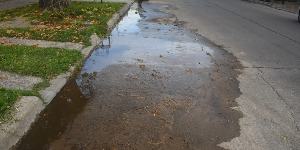 ¿Tenés una pérdida de agua en la vereda? Cómo saber quién debe pagar la reparación en Santa Fe