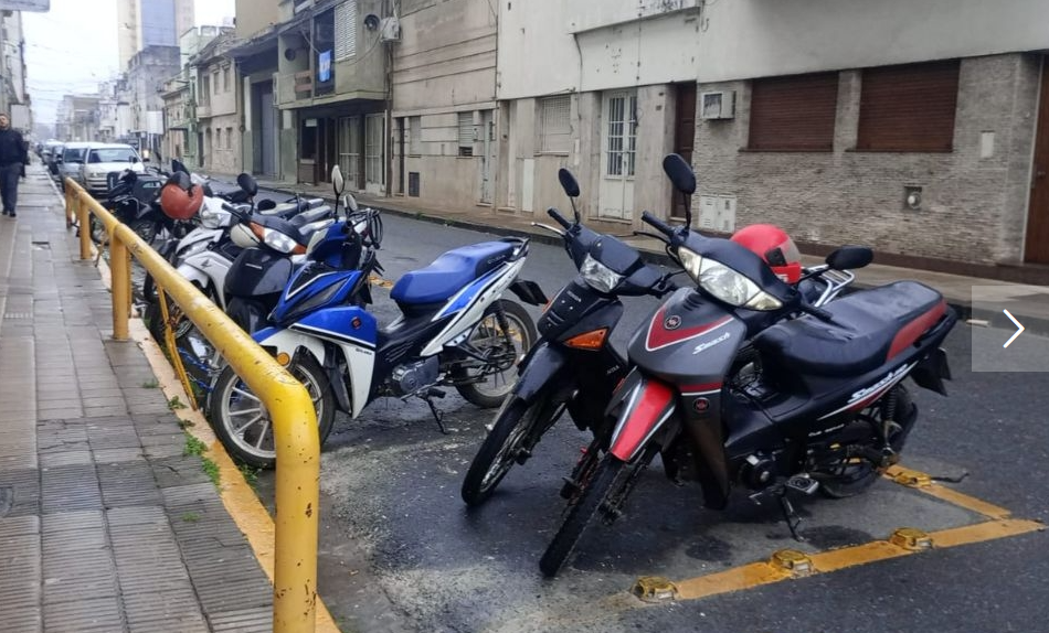 “Me cortaron las piernas”: le robaron la moto en pleno macrocentro