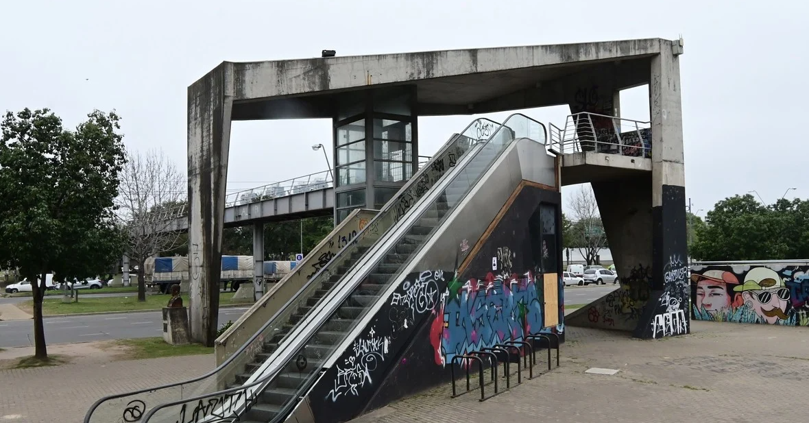 El puente peatonal de 27 de Febrero deslucido: cómo planean refaccionarlo
