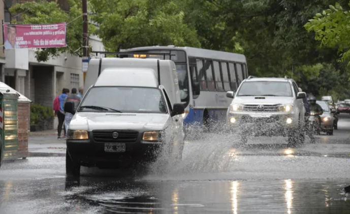 Alerta naranja por tormentas y fuertes vientos en Santa Fe: anuncian ráfagas de hasta 90 km/h, granizo y un brusco descenso de temperatura