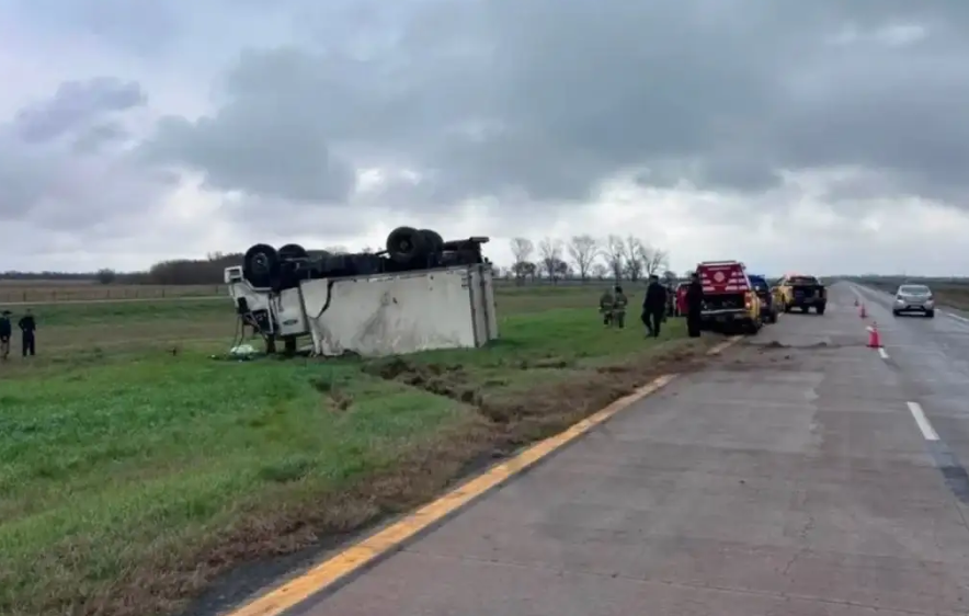 Accidente fatal: un muerto tras el vuelco de un camión frigorífico en la Autovía 19