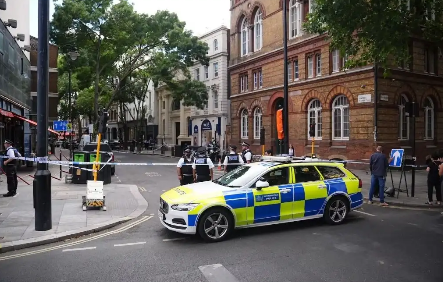 Pánico en el centro de Londres: una mujer atacó e hirió con unas tijeras a cuatro hombres