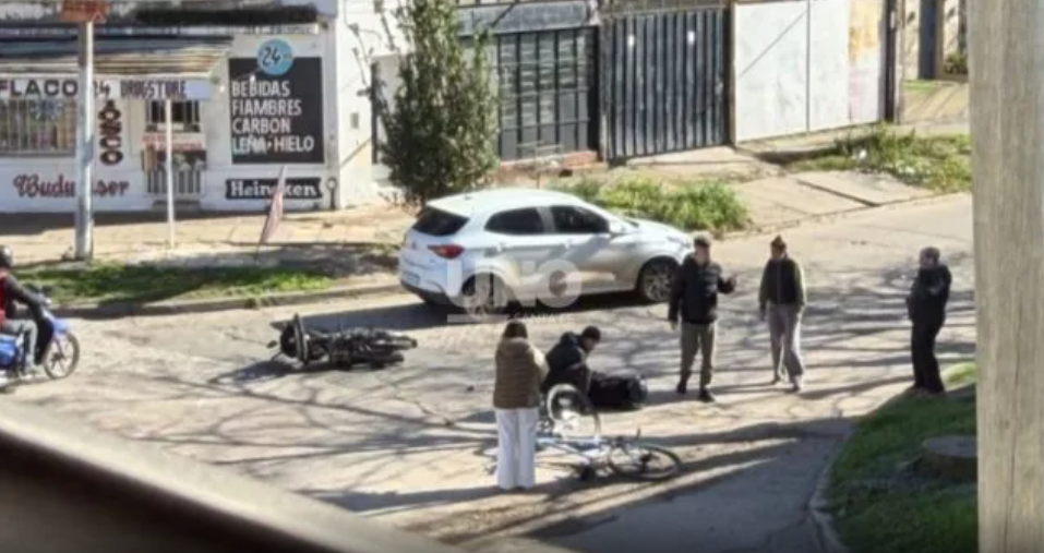 Violento choque entre un auto y una moto en barrio Alvear: una mujer quedó tendida sobre la calzada