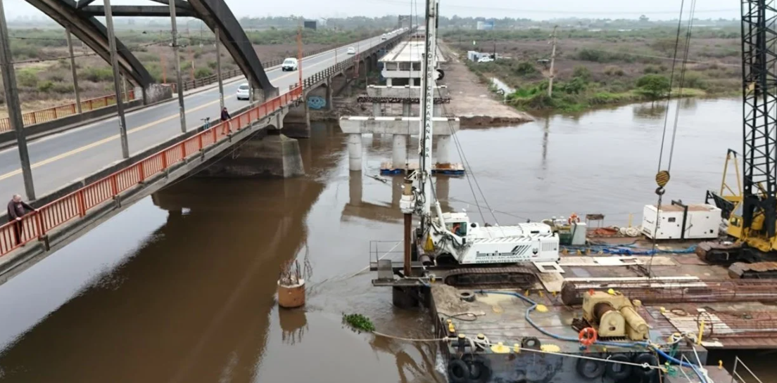 Nuevo Puente Carretero: continúa el pilotaje en el río Salado