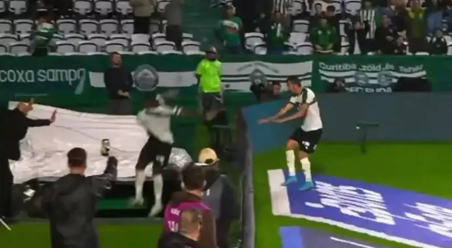 Quiso festejar un gol y todo salió mal: cayó dentro de un túnel, se lesionó y, para colmo, se lo anularon
