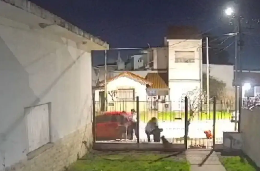 Mar del Plata: delincuentes armados la abordaron le robaron el auto a una mujer y casi se llevan a su nieta