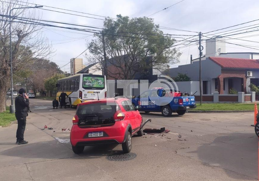 Choque entre un colectivo de la Línea 4 y un auto en barrio Guadalupe