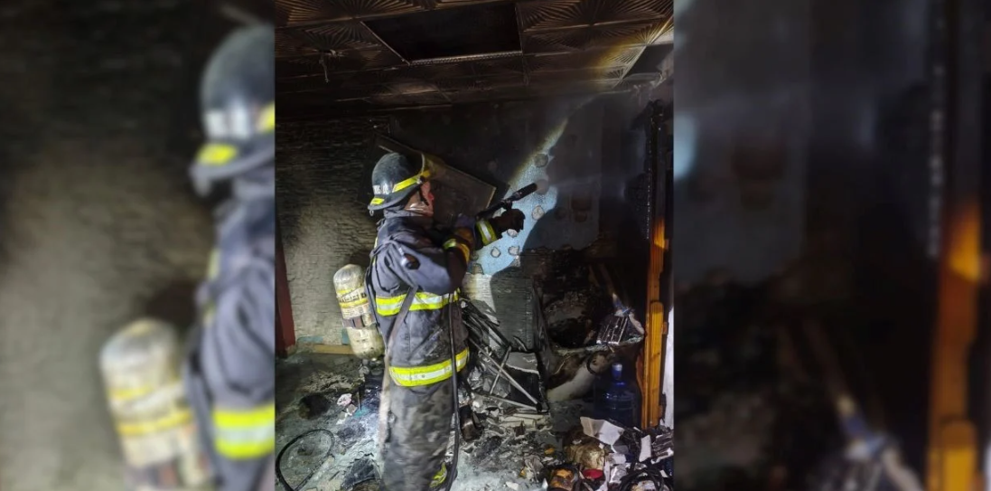 Rescatan con vida a 4 perros tras el incendio de un departamento en Las Flores II