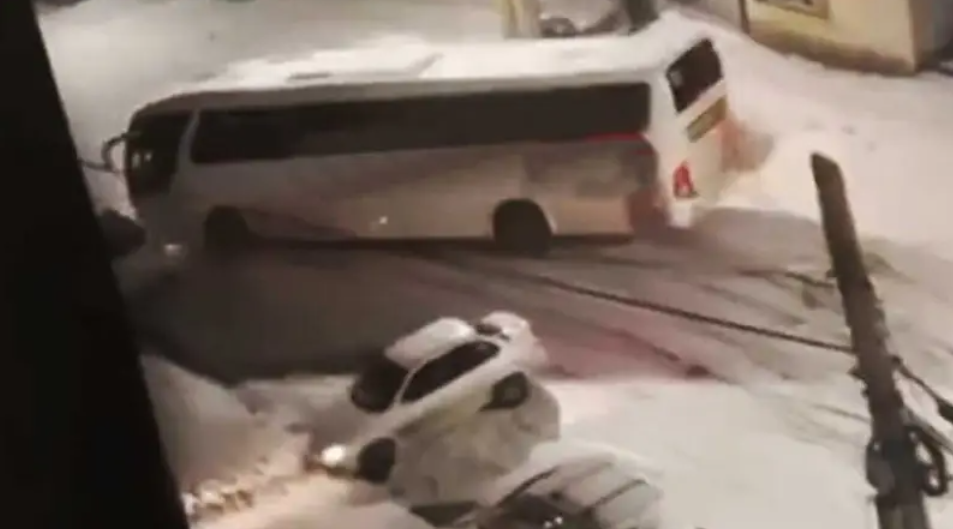 Un micro de egresados despistó y chocó siete autos en Bariloche en medio del temporal de nieve