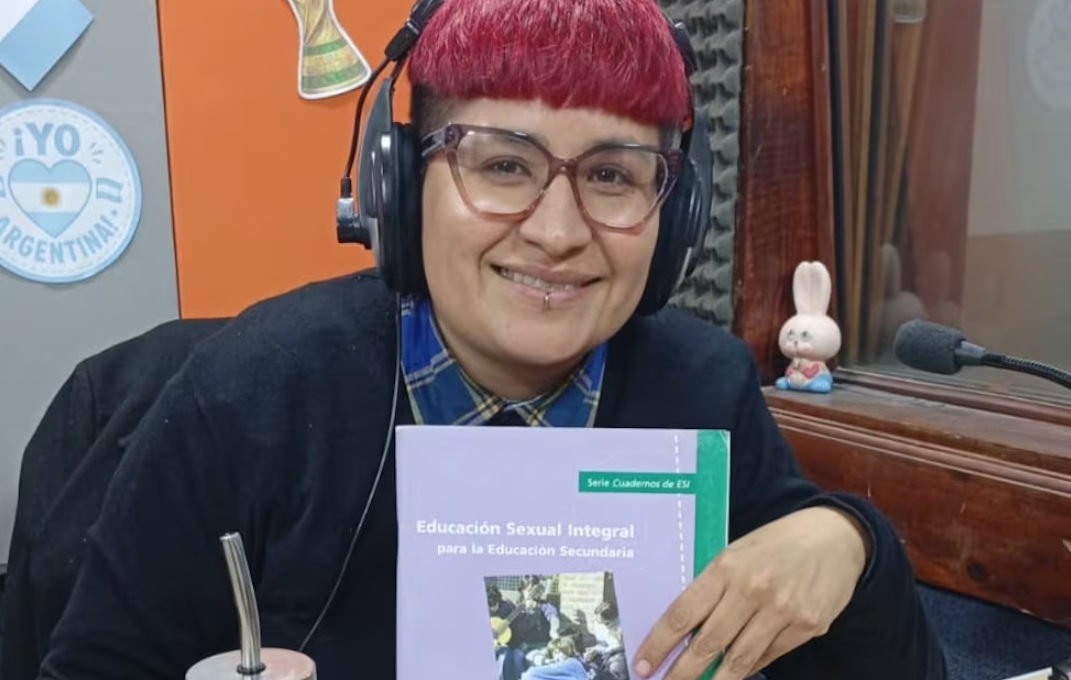 Libertarios exponen y hostigan a una profesora en Salta
