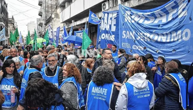 Protesta docente en Santa Fe: Amsafe llevó el reclamo a la Caja de Jubilaciones y advirtió que los aumentos a pasivos se completarán en 2027