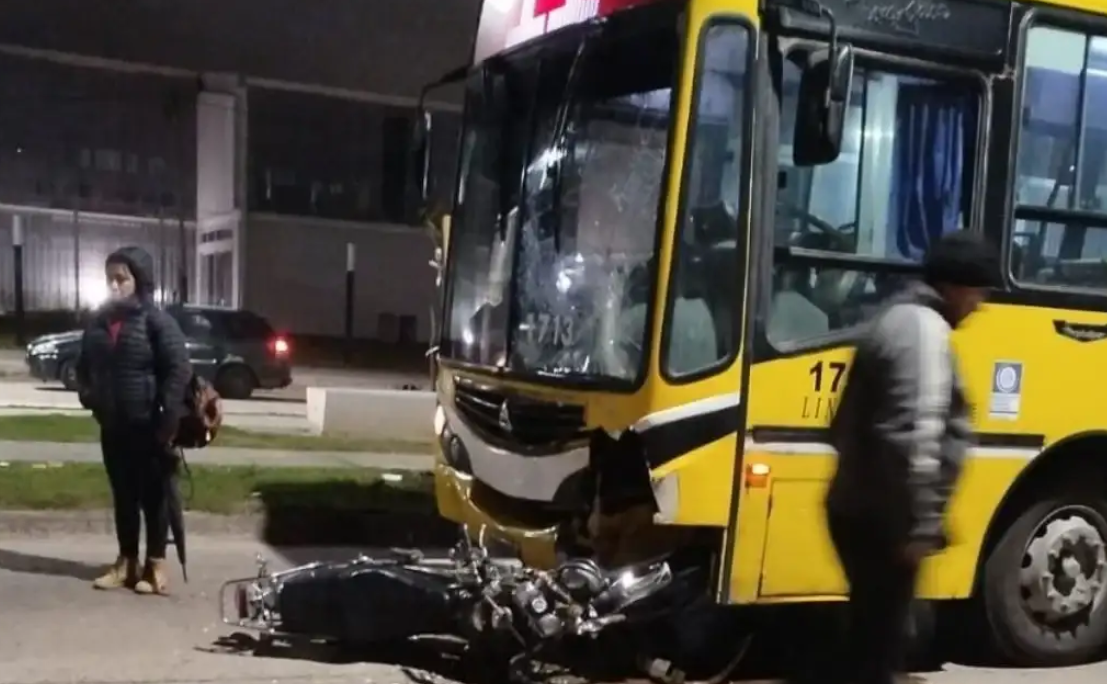 Un motociclista murió tras chocar con un colectivo en el norte de la ciudad de Santa Fe