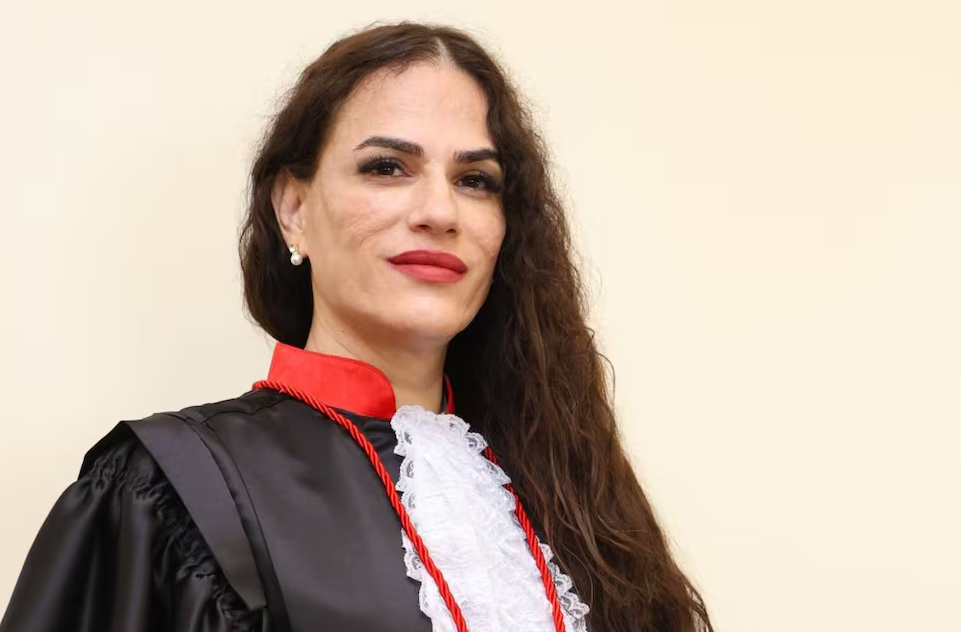 Fabi Diniz de Queiroz Pilate asumió como la primera fiscal trans de Brasil
