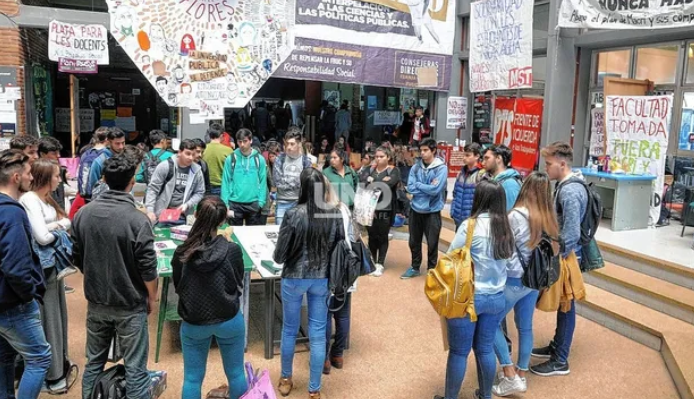 Estudiantes de FADU-UNL convocan a una sentada en Ciudad Universitaria contra el nuevo plan de estudios