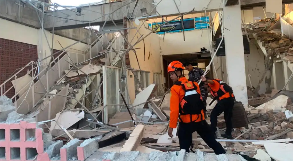 Potente terremoto sacudió Indonesia: hay 38 muertos y buscan sobrevivientes entre los escombros
