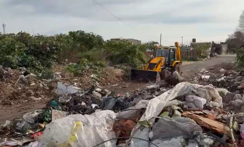 Limpian un basural a cielo abierto y restituyen el tránsito en una calle