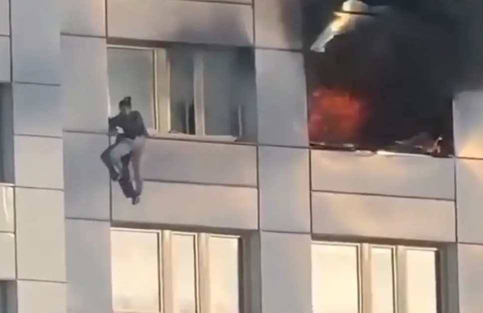 Impactante rescate en Berlín: un bombero atrapó a una mujer que saltó del piso 11 de un edificio en llamas