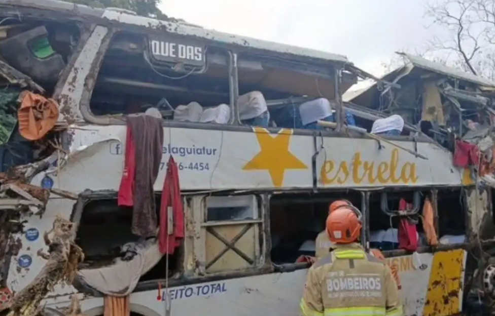 Brasil: al menos 10 personas murieron al volcar un colectivo en la ciudad de Petrópolis