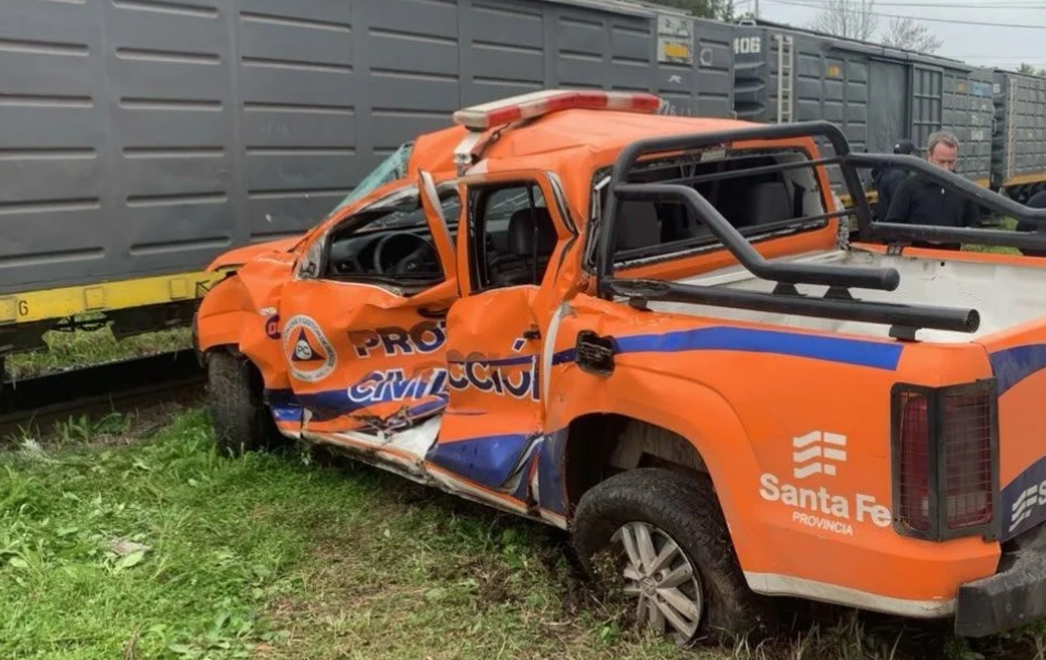 Importante choque entre una camioneta de Protección Civil y un tren