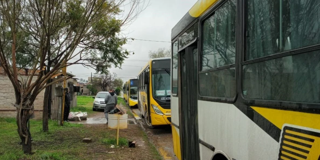Violento robo a un chofer de la Línea 8; asamblea y reclamo por seguridad
