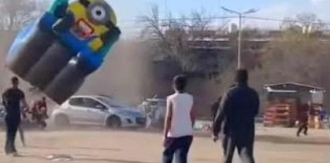 Una ráfaga levantó un inflable en Córdoba: dos chicos sufrieron traumatismos