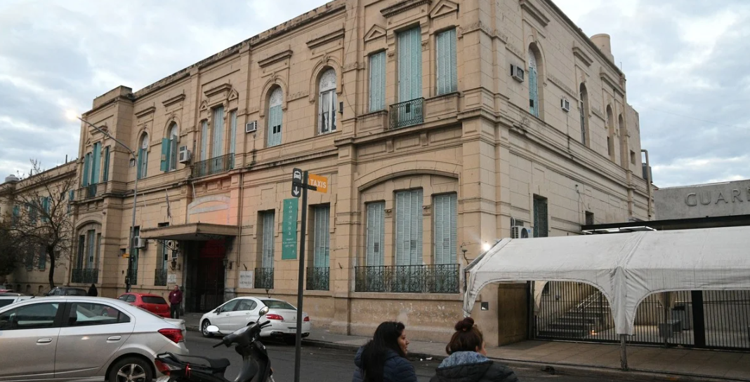 Tensión en el hospital Cullen: un paciente se atrincheró y amenazó con lastimarse con un cuchillo