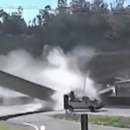 Tragedia en Brasil: un puente fue impactado por un camión, la estructura cayó sobre los autos y dos personas murieron