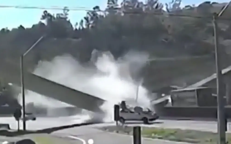 Tragedia en Brasil: un puente fue impactado por un camión, la estructura cayó sobre los autos y dos personas murieron