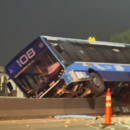 Caos en la General Paz por el choque de un colectivo y un auto