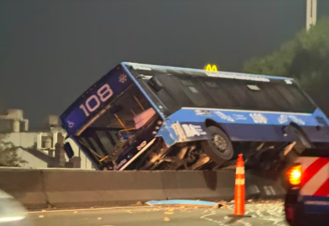Caos en la General Paz por el choque de un colectivo y un auto
