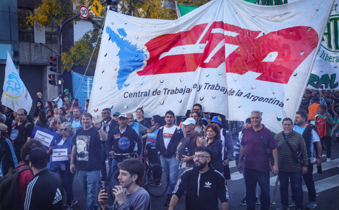 La CGT, las CTA y movimientos sociales marchan contra el endeudamiento familiar