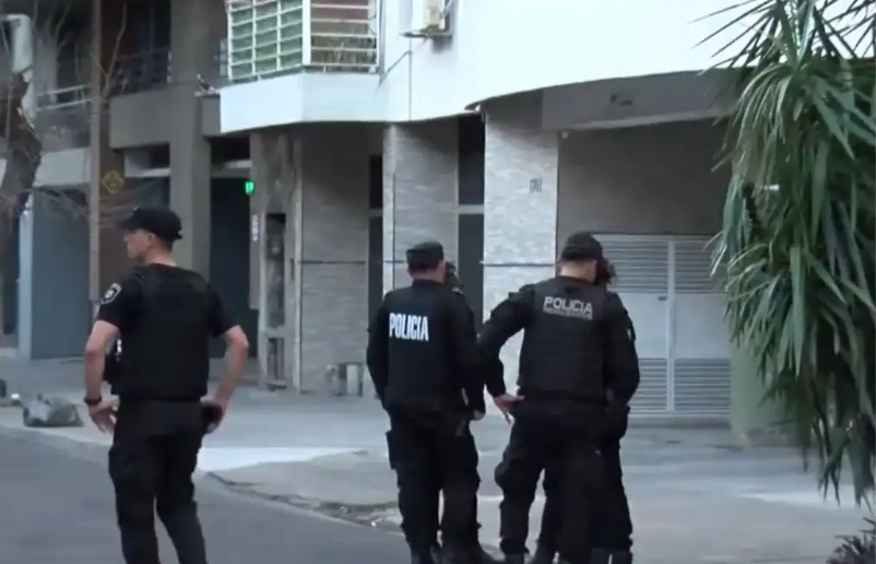 Rosario: un joven apuñaló gravemente a una chica de 18 años y luego se autolesionó
