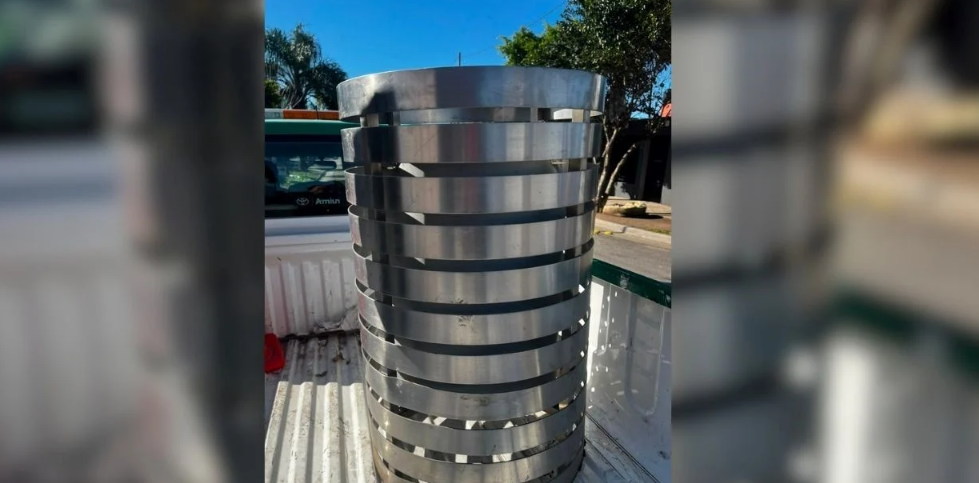 Se robó un cesto público en avenida Aristóbulo del Valle pero no llegó lejos