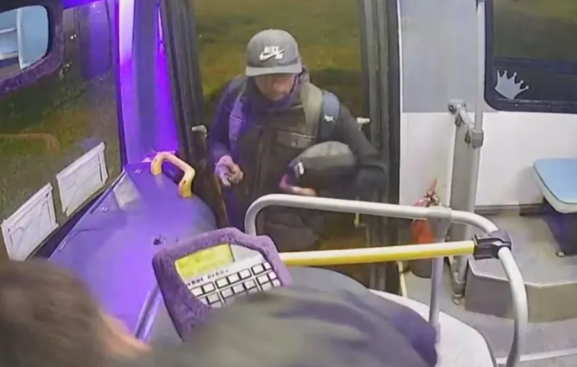 Demoraron a un hombre que es investigado por un asalto a un chofer de la Línea 8