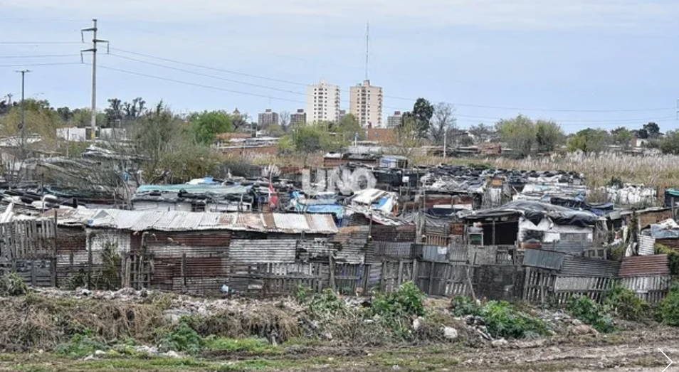 Barranquitas Sur: trabajan en la reubicación de 55 familias instaladas en el reservorio mientras aguardan el inicio de obras claves de saneamiento