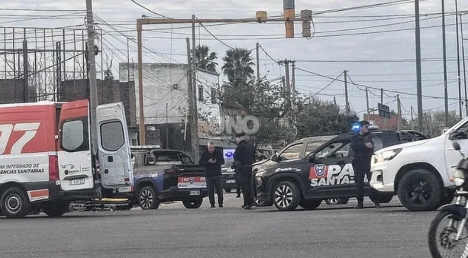Violento choque entre un patrullero policial y una camioneta en avenida Perón e Iturraspe