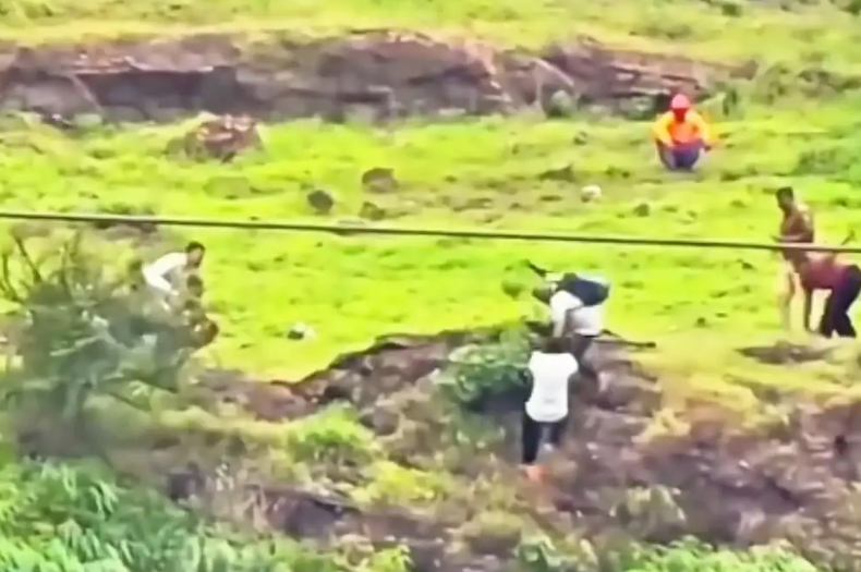 Tragedia en India: intentaron evitar que su hijo se suicidara y terminaron los tres muertos tras caer por un barranco