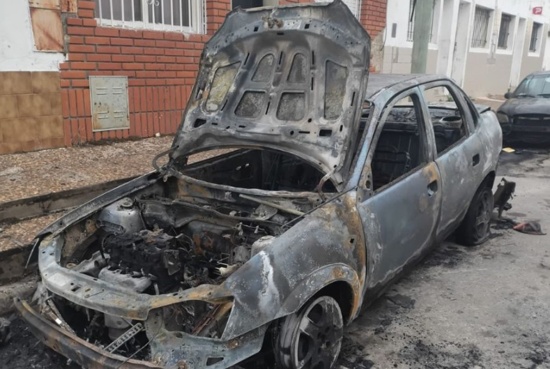 Guadalupe oeste: quemaron dos autos en una misma cuadra