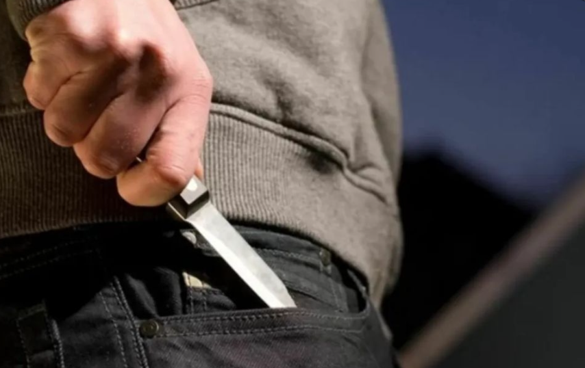 Intentó apuñalar a un hombre por una supuesta deuda de dinero
