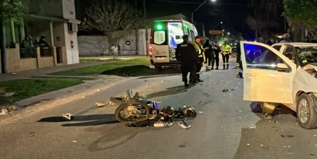 Dos motociclistas volaron por el aire tras chocar de frente contra un automóvil