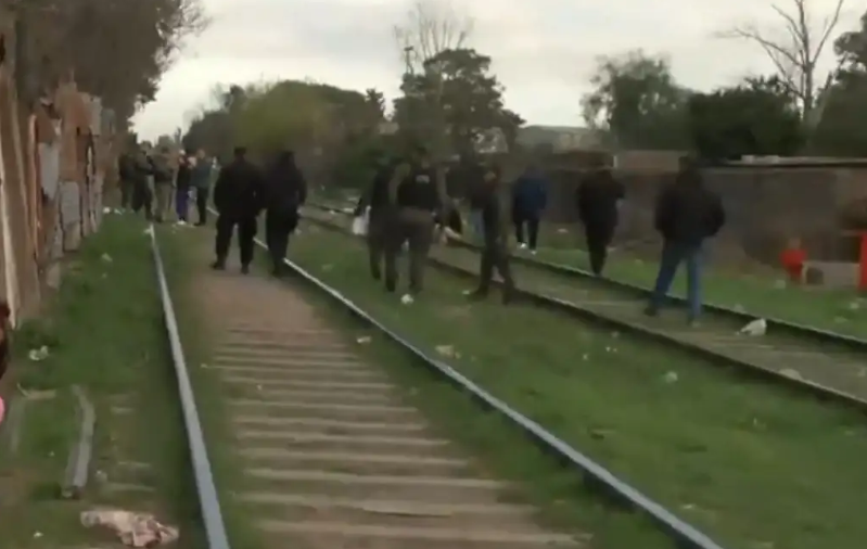 Rosario: hallaron el cuerpo sin vida de un hombre con discapacidad en las vías del tren