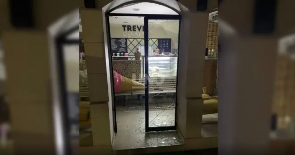 Otro violento ataque contra un comercio: destrozaron la puerta de una heladería en pleno bulevar