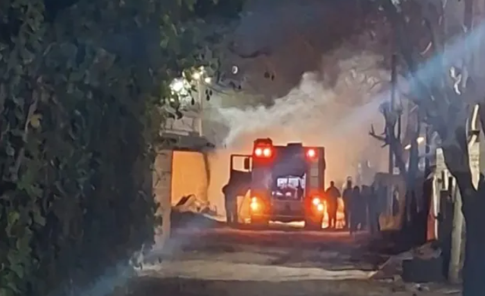 Madrugada de fuego en Santa Fe: bomberos sofocaron un incendio que destruyó cuatro casas en un pasillo de Bº Nueva Pompeya.