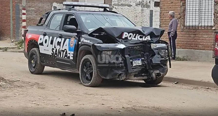 Robo, persecución y choque de patrulleros en Santa Fe: dos detenidos y cuatro policías heridos