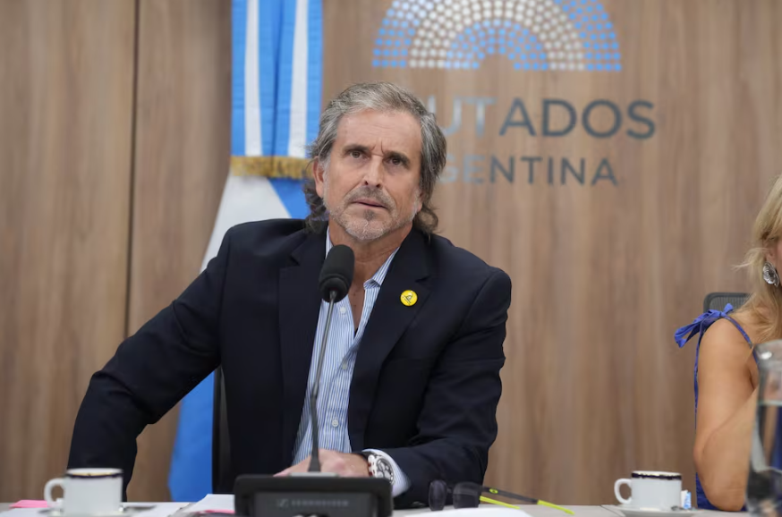 Bertie Benegas Lynch quedó expuesto en su intento de desmantelar la Oficina de Presupuesto del Congreso